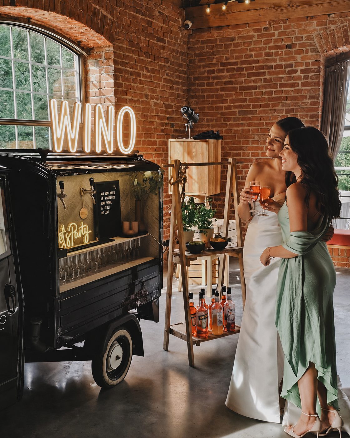Wino na kółkach podczas eleganckiego eventu w ceglanej przestrzeni