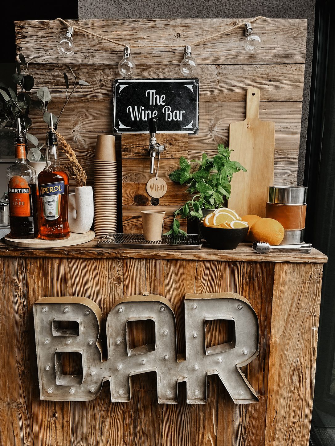 Bar samoobsługowy Wino na kółkach z dodatkami do spritzów